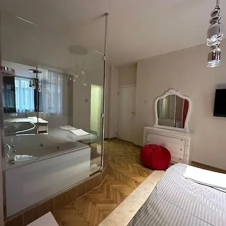 Lux Delux With Jacuzzi דירה